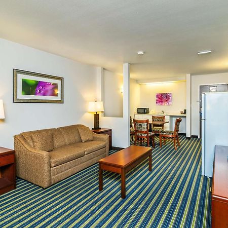 Comfort Inn & Suites Moose Jaw Buitenkant foto