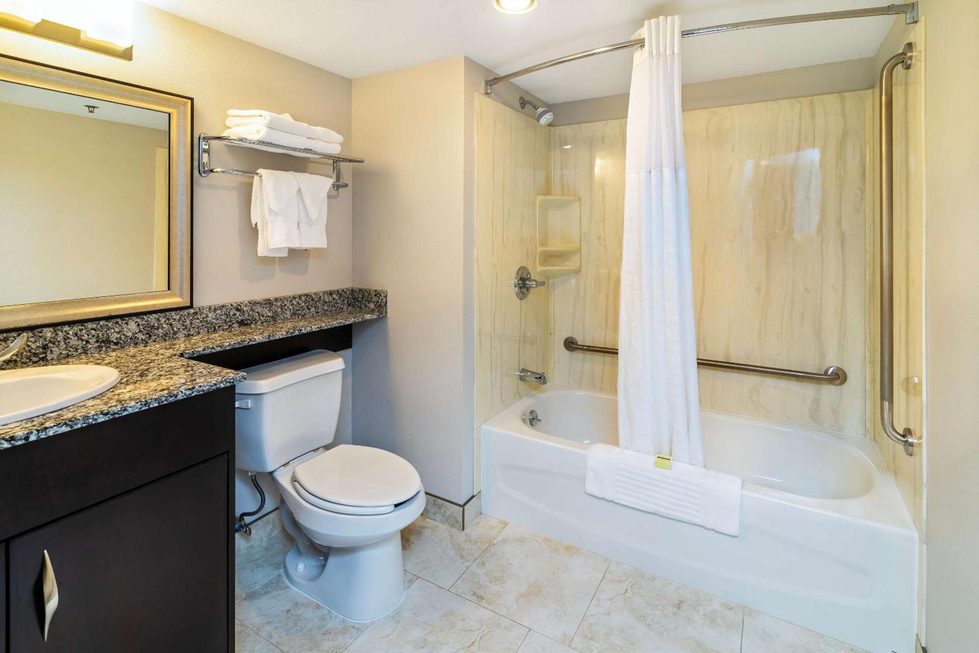 Comfort Inn & Suites Moose Jaw Buitenkant foto