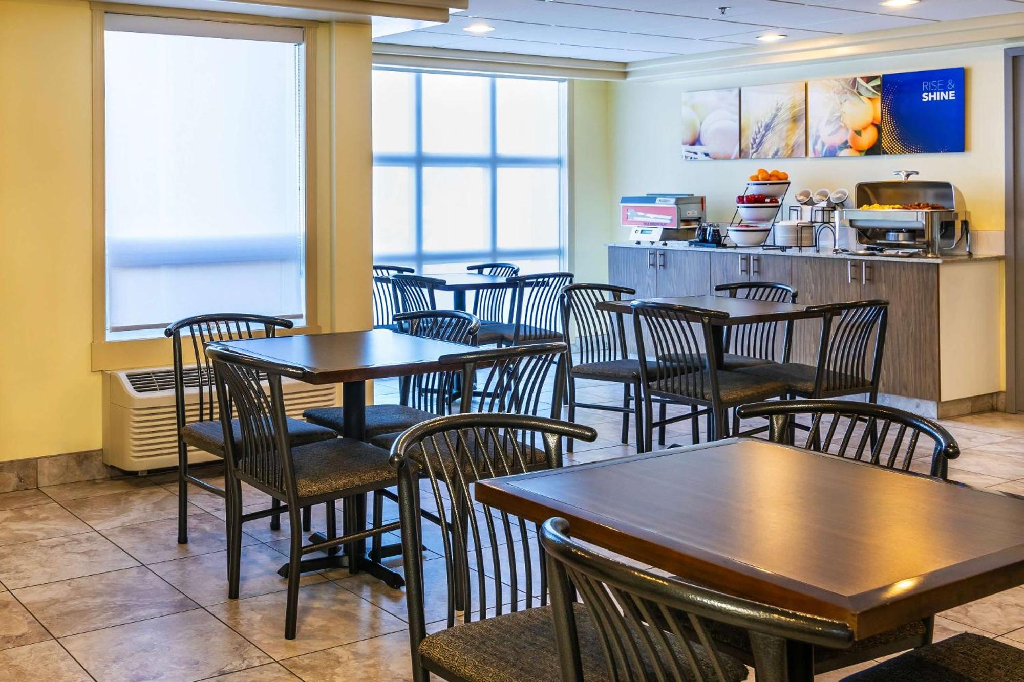 Comfort Inn & Suites Moose Jaw Buitenkant foto